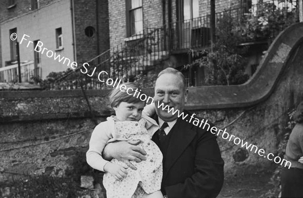 DR.ROBERT(ROBBIE) O'MEARA & FAMILY AT 81 PEMBROKE ROAD INCL MRS MCDONNELL (MARY O'M)